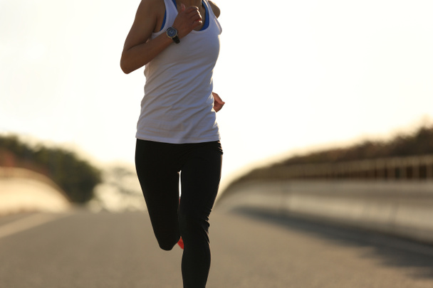 Sportliche Frau läuft auf Straße - Foto, Bild