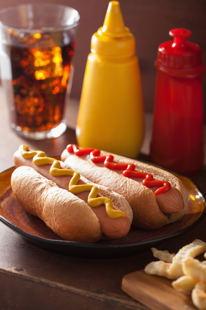 gegrillte Hot Dogs mit Senfketchup und Pommes - Foto, Bild
