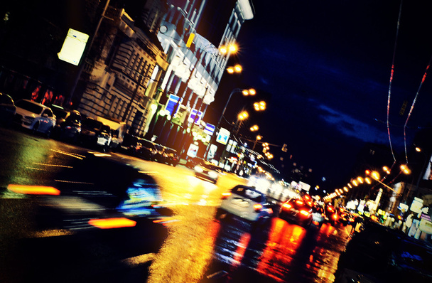 Переміщення автомобіля через місто вночі
 - Фото, зображення