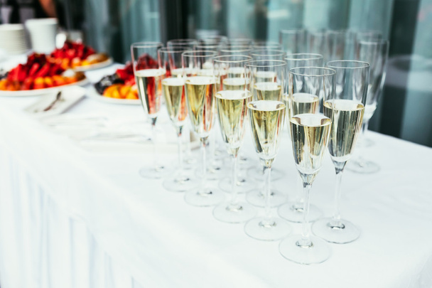řada sklenice s šampaňským čekají připravené k  - Fotografie, Obrázek