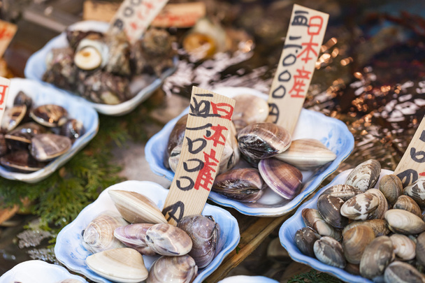 生の魚介類の日本市場での販売 - 写真・画像