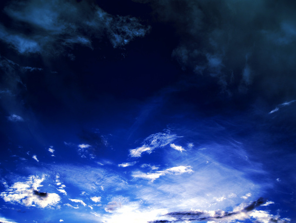 Cielo nuvoloso blu
 - Foto, immagini