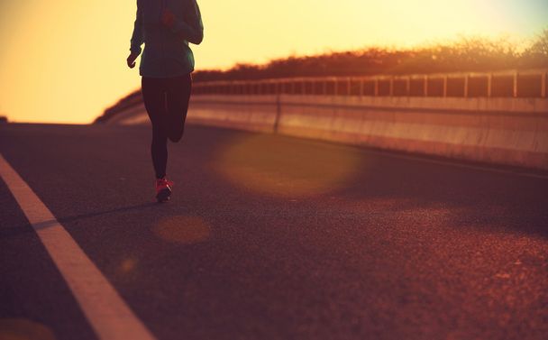 fitness mujer corriendo en la carretera
 - Foto, Imagen