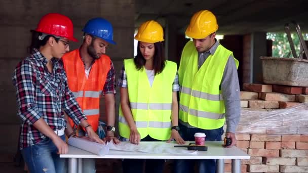 kobiece inżyniera lub architekt omawianie zagadnień budowlanych z kolegami - Materiał filmowy, wideo