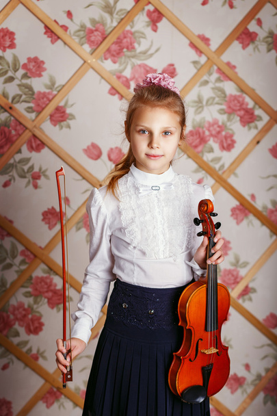 Pienen viulistin muotokuva
 - Valokuva, kuva