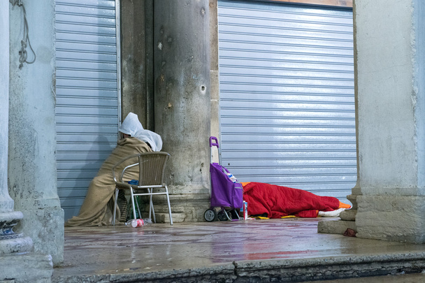 deux personnes dormant dans la rue couvertes de froid
 - Photo, image