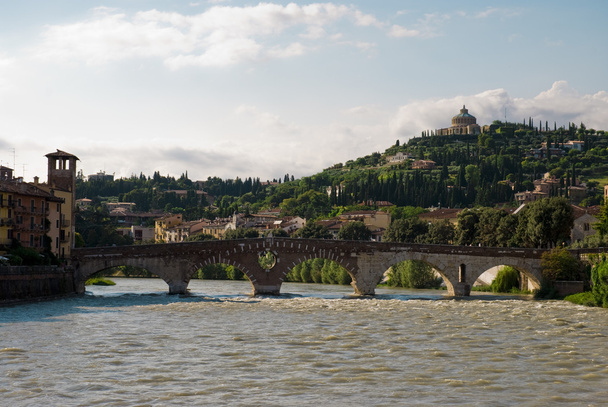 γέφυρα του ποταμού και πέτρα Adige - Φωτογραφία, εικόνα