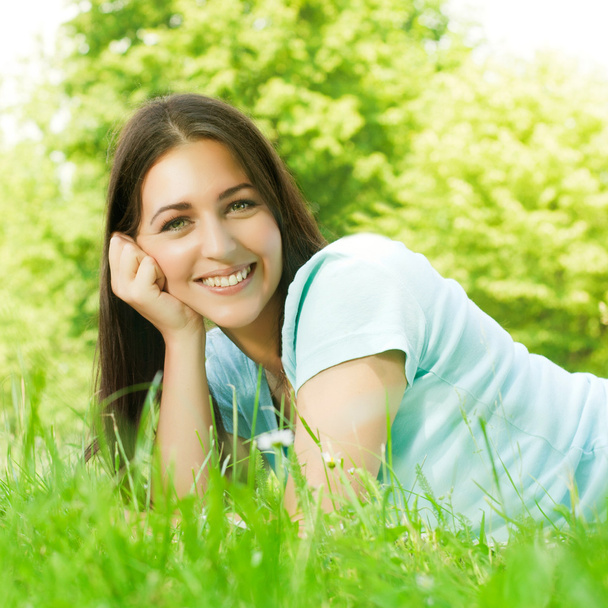 Kauneus nuori nainen rentouttava ruoho
 - Valokuva, kuva