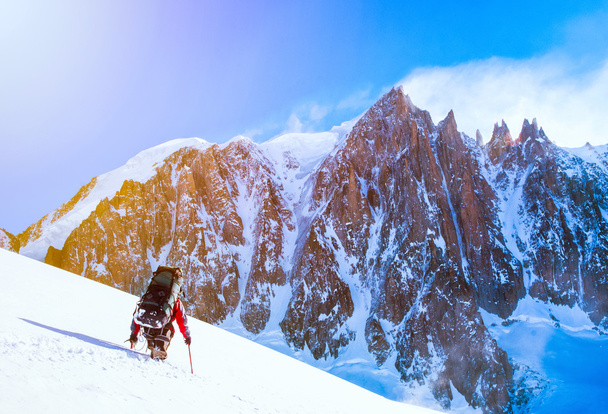 Группа альпинистов достигла вершины
 - Фото, изображение