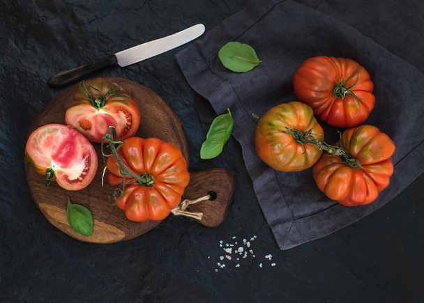 Fresh ripe heirloom tomatoes - Foto, afbeelding