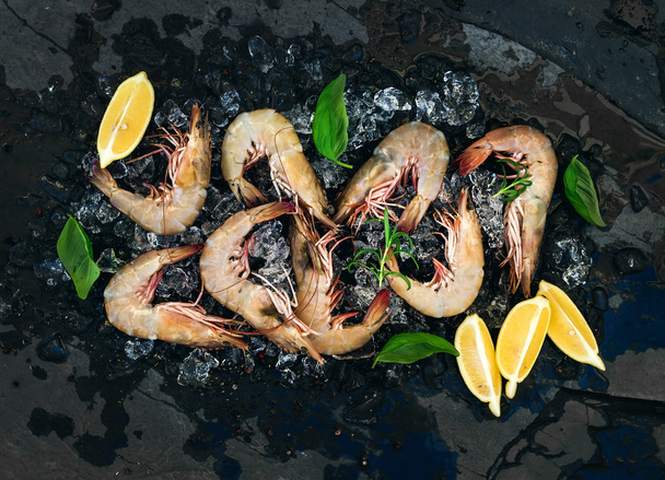 Fresh uncooked shrimps with lemons - Photo, Image