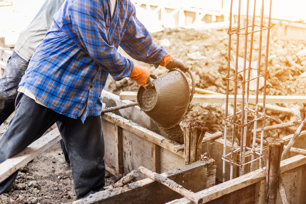 trabalhador misturando argamassa de cimento gesso para construção com vintag
 - Foto, Imagem