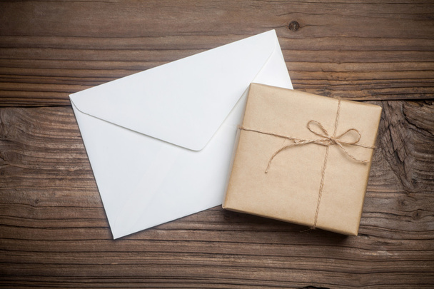 Подарочная коробка из коричневой бумаги
   - Фото, изображение