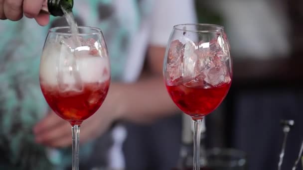 Csapos önti pezsgő egy pohár - Felvétel, videó