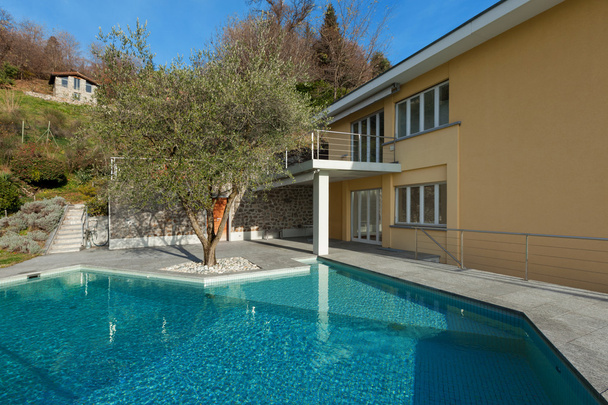 modern gebouw met zwembad - Foto, afbeelding