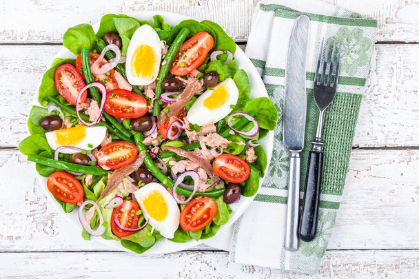 hausgemachter Salat Nicoise mit Thunfisch, Sardellen, Tomaten - Foto, Bild