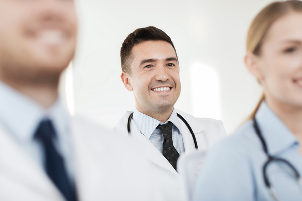 médico feliz sobre el grupo de médicos en el hospital
 - Foto, Imagen