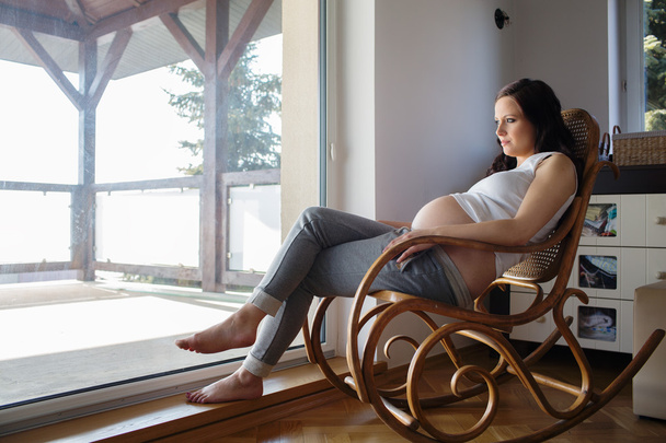 Όμορφη έγκυος γυναίκα στο σπίτι - Φωτογραφία, εικόνα