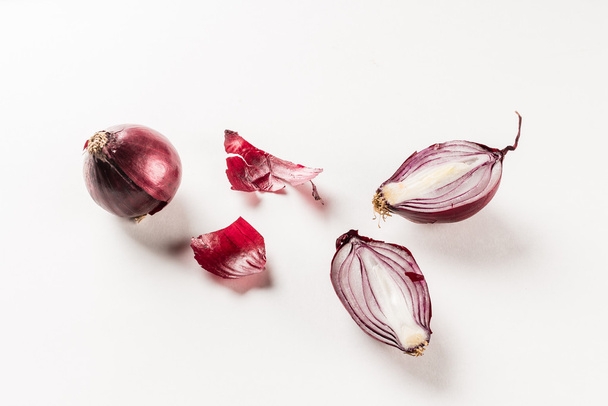 red onions on white - Foto, imagen