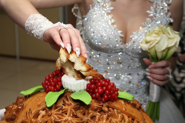 Hand Salz Braut ein Stück Hochzeitsbrot - Foto, Bild