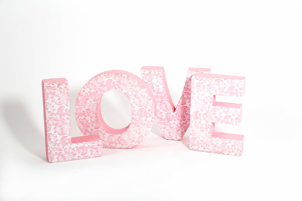 λέξη αγάπη που ορίζονται από το ροζ γράμματα σε λευκό φόντο - Φωτογραφία, εικόνα