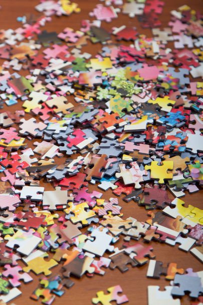 kolorowe puzzle na biurku - Zdjęcie, obraz