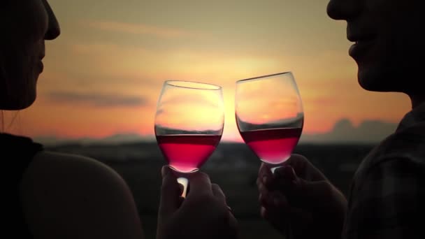 para picia wina i całuje na zachód słońca - Materiał filmowy, wideo