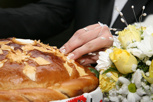 η νύφη σπάζει ένα κομμάτι του γάμου καρβέλι - Φωτογραφία, εικόνα