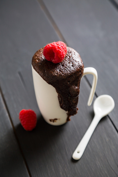 Chocolate brownie with fresh raspberries in a mug - Photo, image