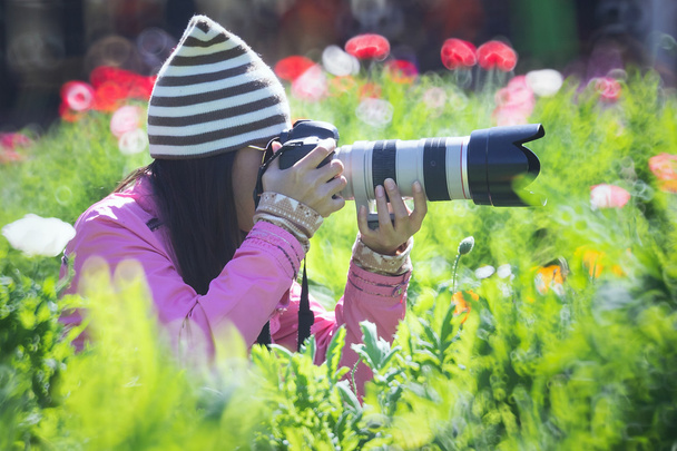 Women photographer and blurred background - Фото, зображення