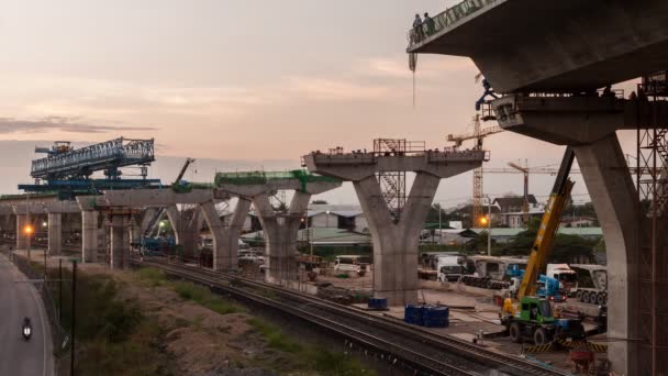 Timelapse dag naar nacht op uitdrukkelijke wijze bouwplaats met verkeer onderweg in Bangkok, Thailand - Video