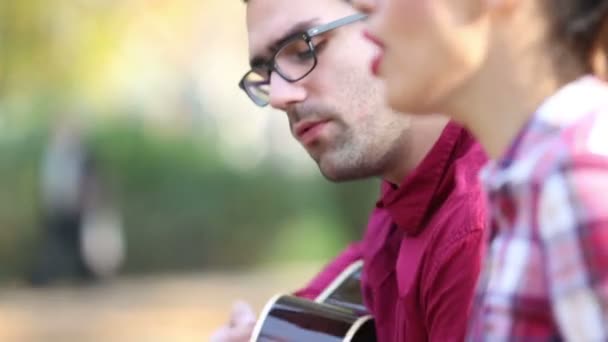 femme chantant pendant que l'homme joue de la guitare
 - Séquence, vidéo