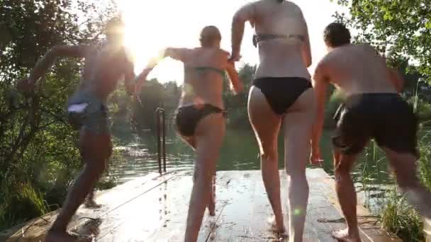 Freunde springen in Fluss - Filmmaterial, Video