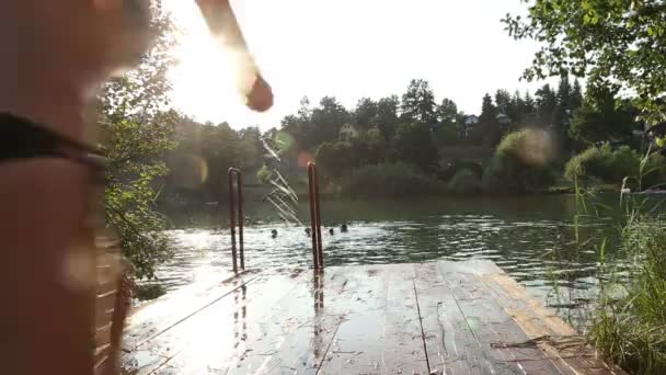 Freunde springen in Fluss - Filmmaterial, Video