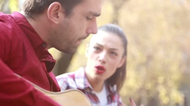 woman singing while man playing guitar - Footage, Video