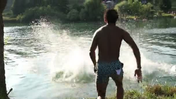 vrienden springen in de rivier - Video