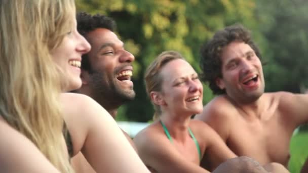 amigos riendo mientras están sentados en la naturaleza
 - Imágenes, Vídeo