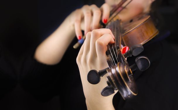 Woman's hands playing the violin - Fotoğraf, Görsel