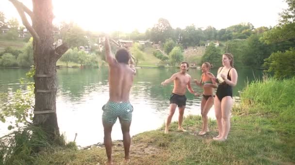 ロープ スイングから川に飛び降りる男 - 映像、動画