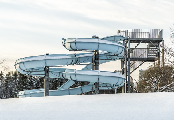 Wasserrutsche im Winter mit Schnee - Foto, Bild