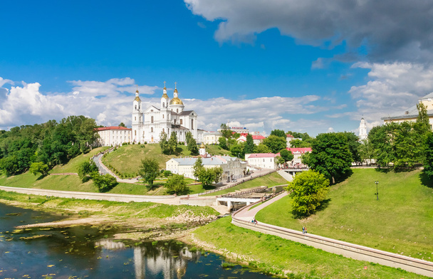 Ιερό καθεδρικό της Κοιμήσεως της Κοιμήσεως της Θεοτόκου στο λόφο και το γυναικείο μοναστήρι του Αγίου Πνεύματος. Vitebsk, Λευκορωσία - Φωτογραφία, εικόνα