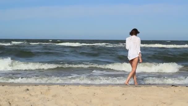 Ragazza cammina in acqua di mare
 - Filmati, video