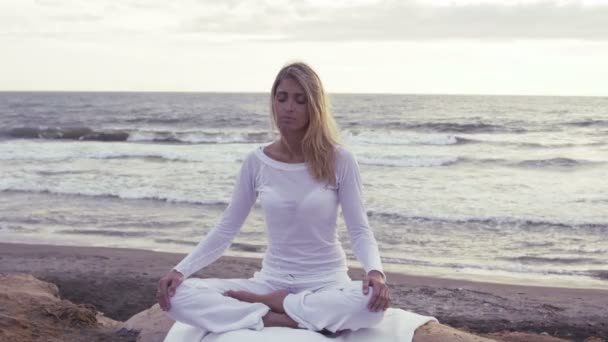 Doing meditation and yoga - Footage, Video