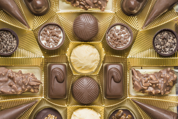 Kutuda çikolatalı pralinler - Fotoğraf, Görsel