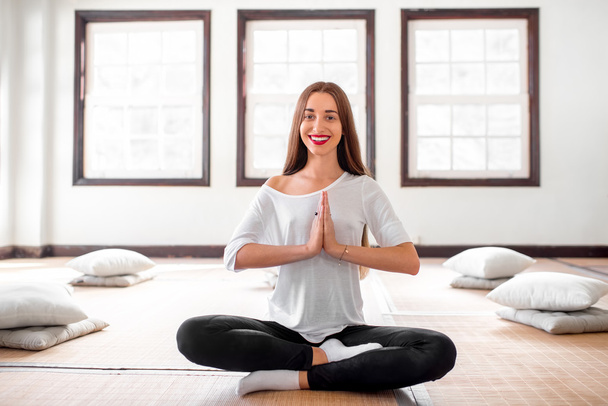 femme pratiquant le yoga en intérieur
 - Photo, image