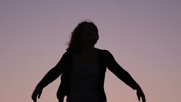 Sziluettjét nő karokkal - Felvétel, videó
