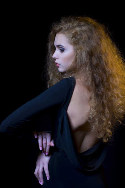 estudio retrato de hermosa joven modelo sobre fondo negro
 - Foto, Imagen