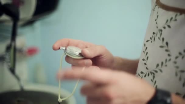 Männerhände halten und drücken Knopf alter runder Stoppuhr an Küche - Filmmaterial, Video