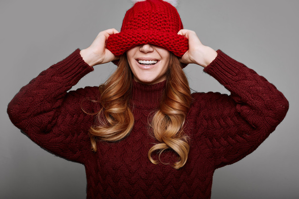 Gyönyörű vörös hajú nő-ban pulóver portréja - Fotó, kép