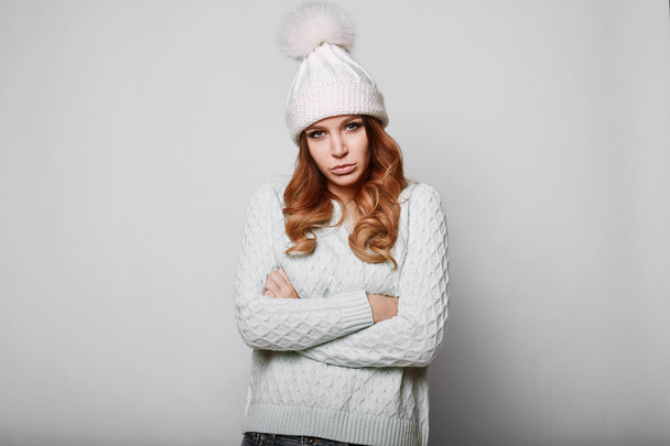 Portrét ženy krásná rusovláska ve svetru - Fotografie, Obrázek